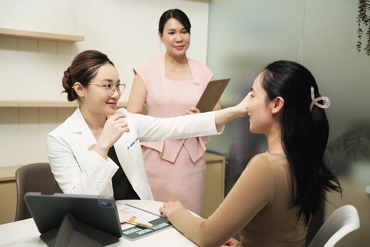 bác sĩ tư vấn tình trạng da